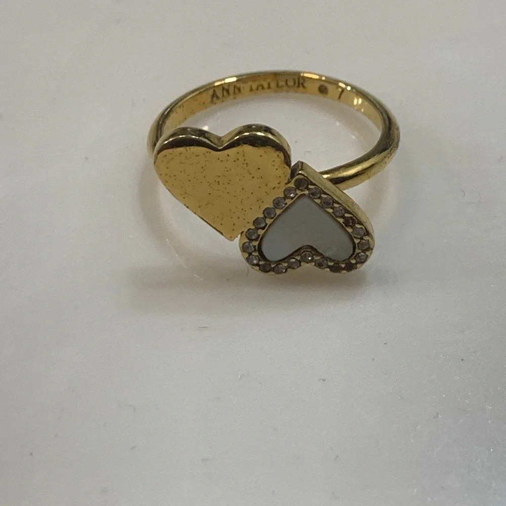 ✨2X HP✨ 🦋 3/$9 Ann Taylor crystal double hearts gold ring size 7 - Picture 2 of 4